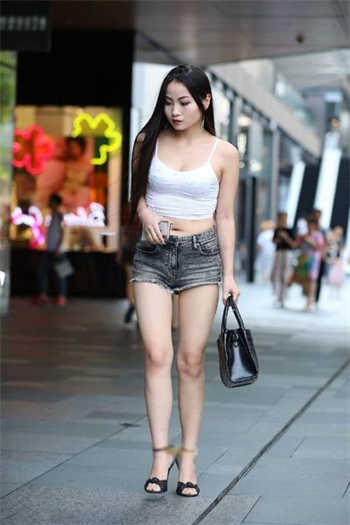 藤条泡水打屁股