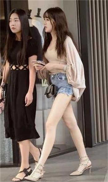 和狗狗打了一晚上扑克