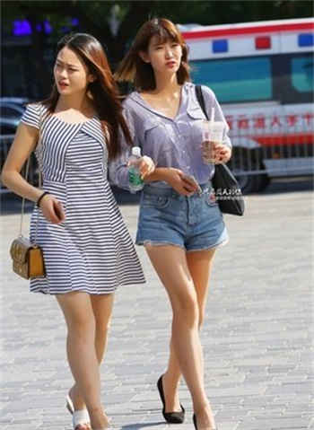 发现老妈和别人旅游照片