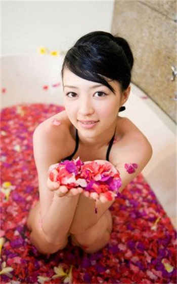 白峰美羽是华人吗
