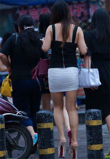 尔晴没吃饱两巴掌视频