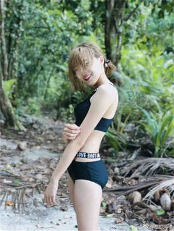 美女自觉的解开胸衣