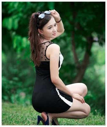 绑架美女挠脚心