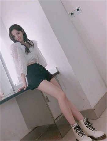一边翻白眼一边吐舌头
