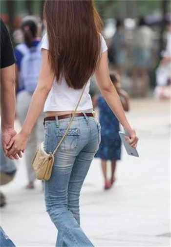 老板和女员工在办公室谈话
