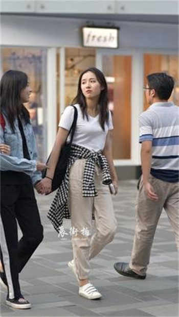 搭讪错过末班车后情侣