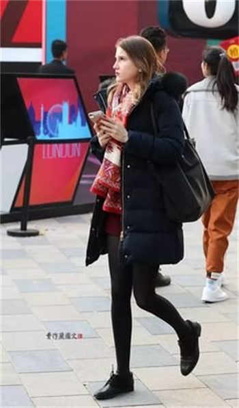 为女儿上学陪校长