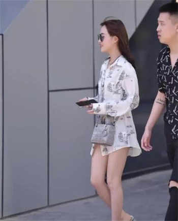 女友下雨天骑车送李伯