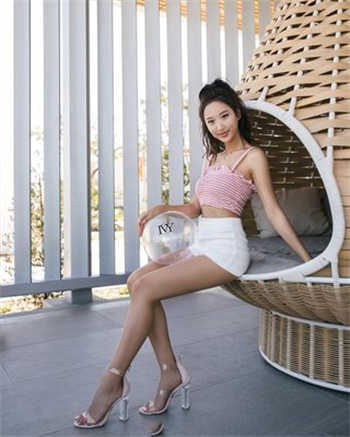 利世翻白眼抹油视频
